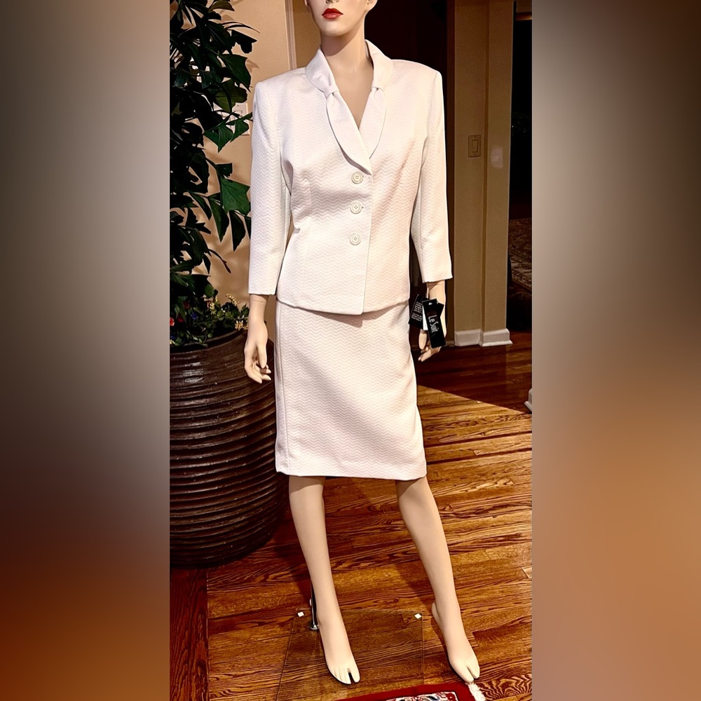 Le Suit Winter White 3 Button Skirt Suit New w Tags!